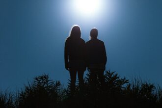 Tierkreiszeichen und Sterne am Nachthimmel fuer Horoskop 2026