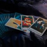 Tarot Grosse Arkana Karten auf einem mystischen Tisch ausgelegt