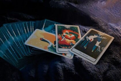 Tarot Grosse Arkana Karten auf einem mystischen Tisch ausgelegt