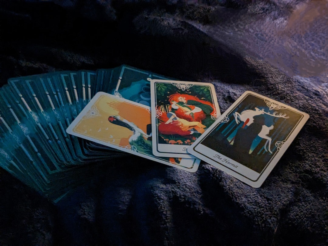 Tarot Grosse Arkana Karten auf einem mystischen Tisch ausgelegt
