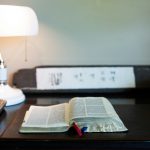 Schreibtisch mit Notizbuch Zahlen und Kerze in warmer Atmosphaere