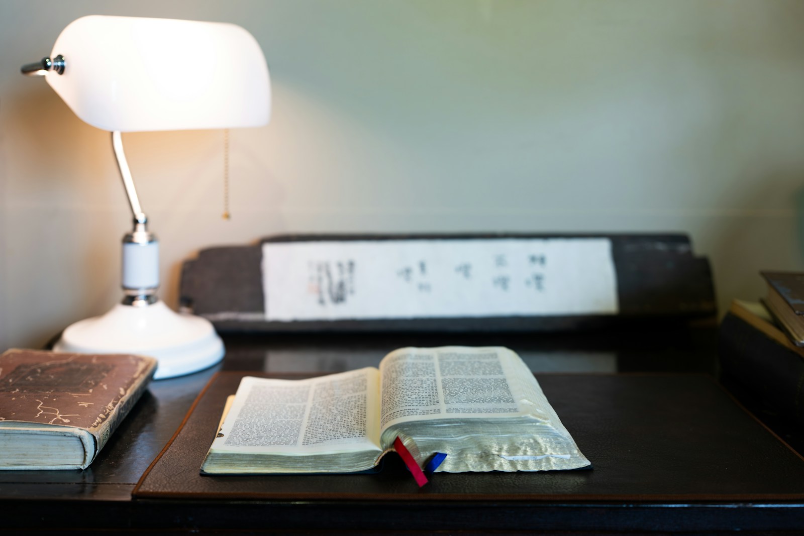 Schreibtisch mit Notizbuch Zahlen und Kerze in warmer Atmosphaere