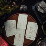 Tarotkarten in Kelten-Kreuz Auslegung mit Kerzen auf dunklem Tisch