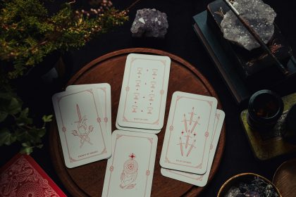 Tarotkarten in Kelten-Kreuz Auslegung mit Kerzen auf dunklem Tisch