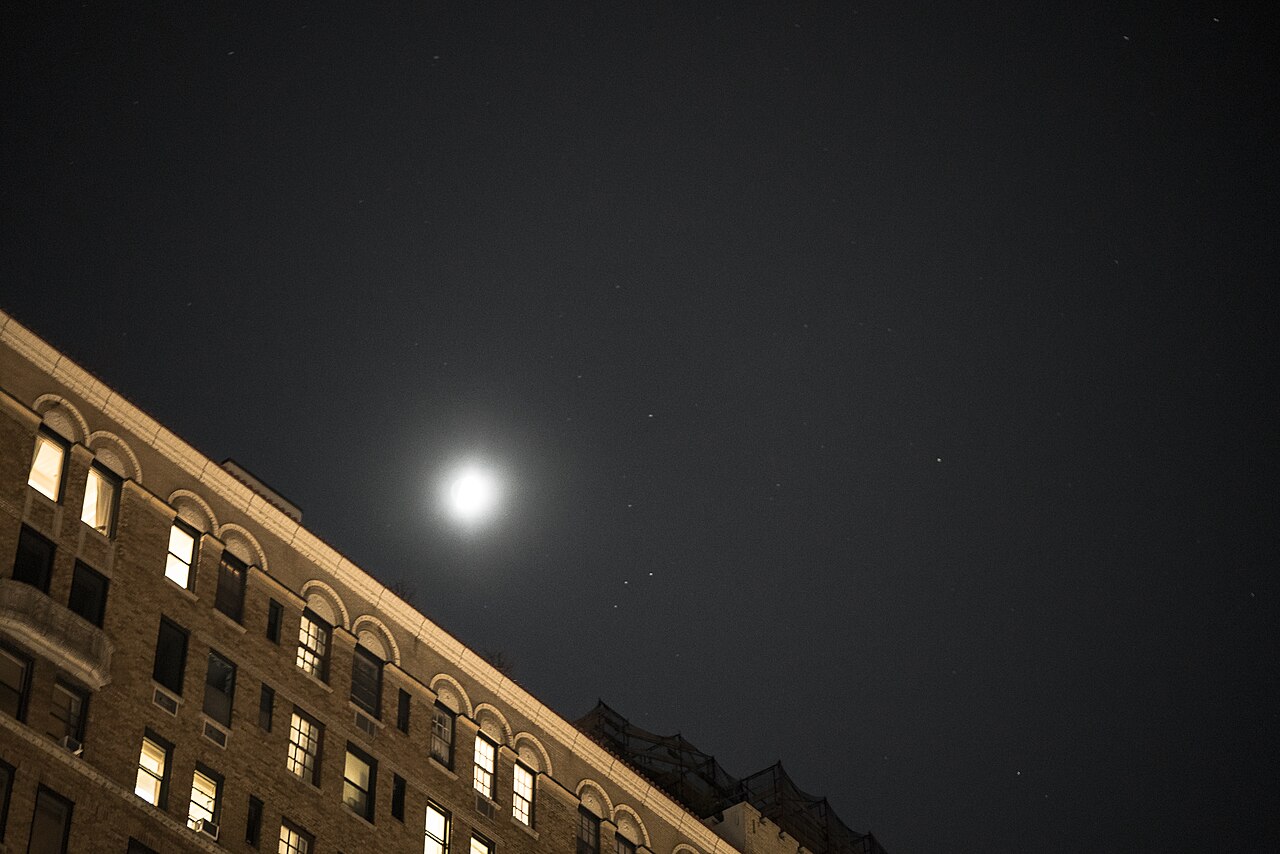 full moon stars (foto: Billie Grace Ward from New York, USA / CC BY 2.0, Wikimedia Commons)