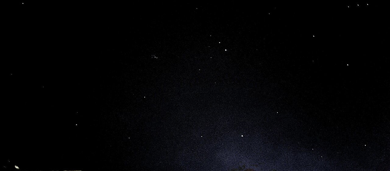 starry night sky (foto: Habbib HOBBIT / CC BY 4.0, Wikimedia Commons)