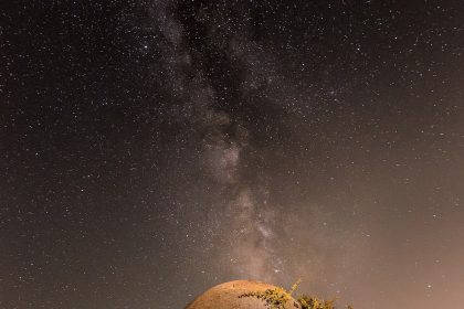 milky way galaxy (foto: Edmundo Sáez / CC BY-SA 4.0, Wikimedia Commons)