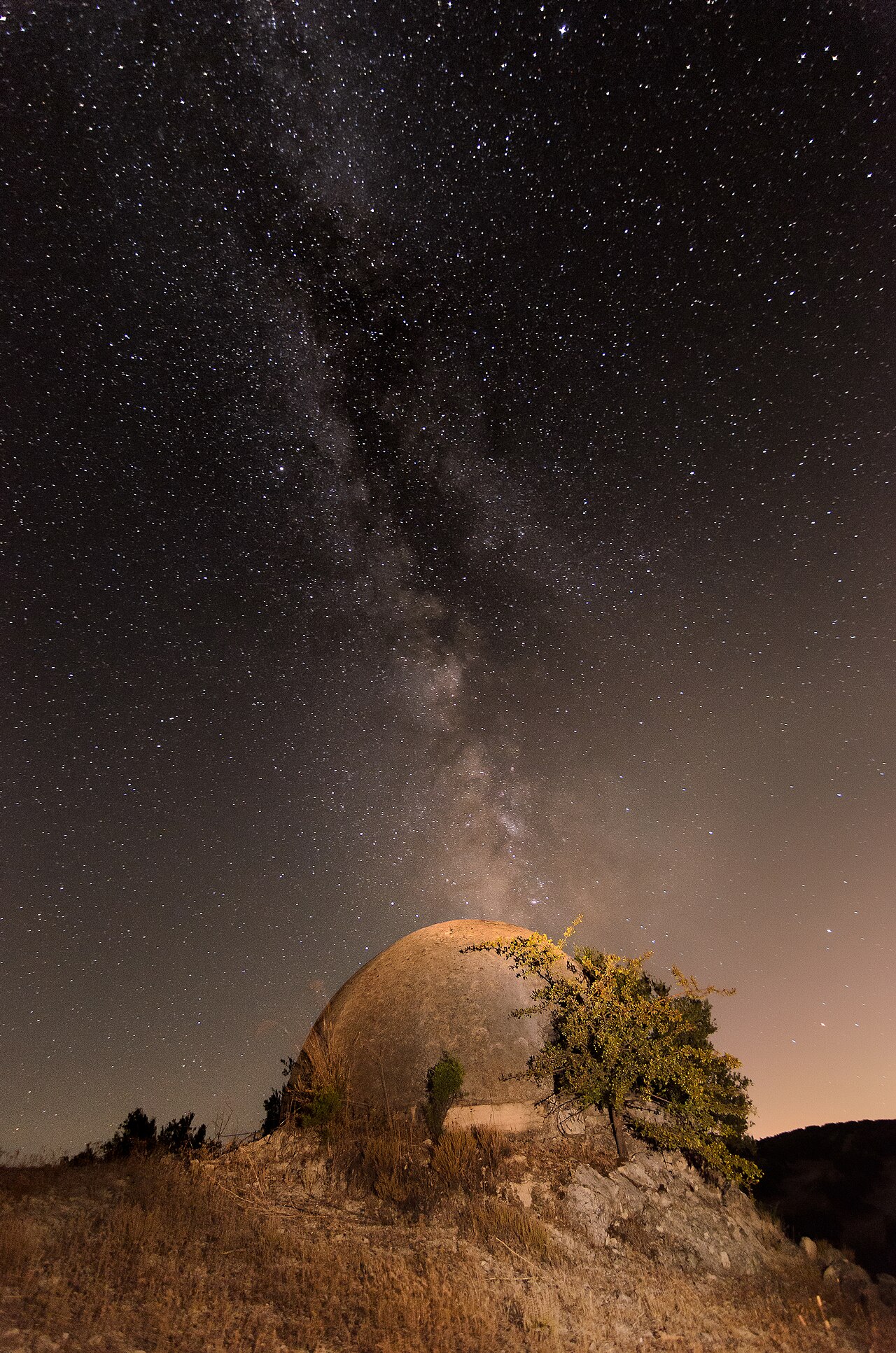 milky way galaxy (foto: Edmundo Sáez / CC BY-SA 4.0, Wikimedia Commons)
