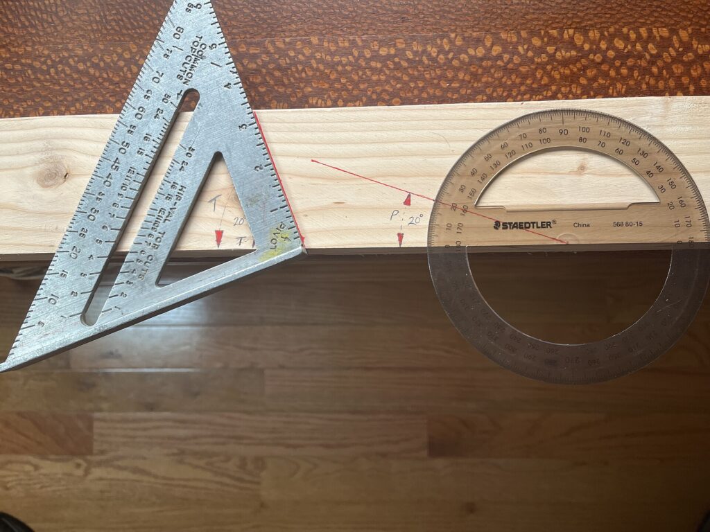 Halbrunder Winkelmesser aus Kunststoff liegt auf einer Zeichnung, die Gradskala ist deutlich zu erkennen