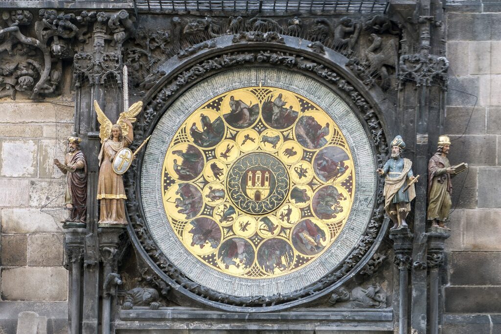 Astronomische Uhr an einer Fassade mit Zifferblatt, Tierkreisring und vergoldeten Zeigern