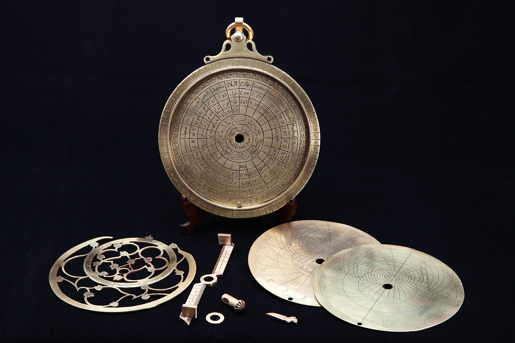 Astrolabium aus Messing mit gravierter Gradskala und beweglichem Zeiger auf dunklem Untergrund