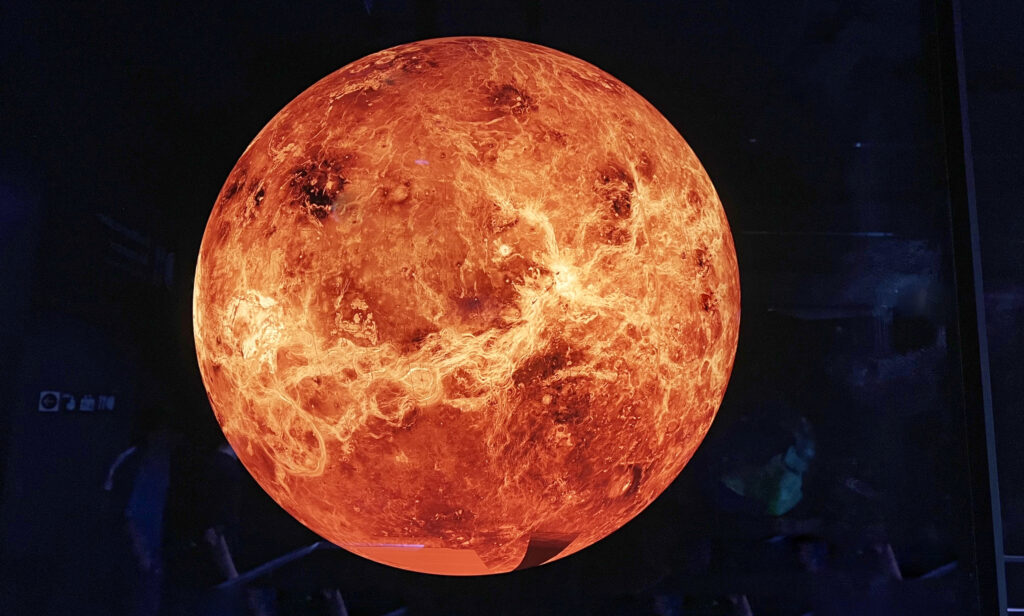 Aufnahme der Venus als heller Planetenscheibe mit dichter Wolkenschicht