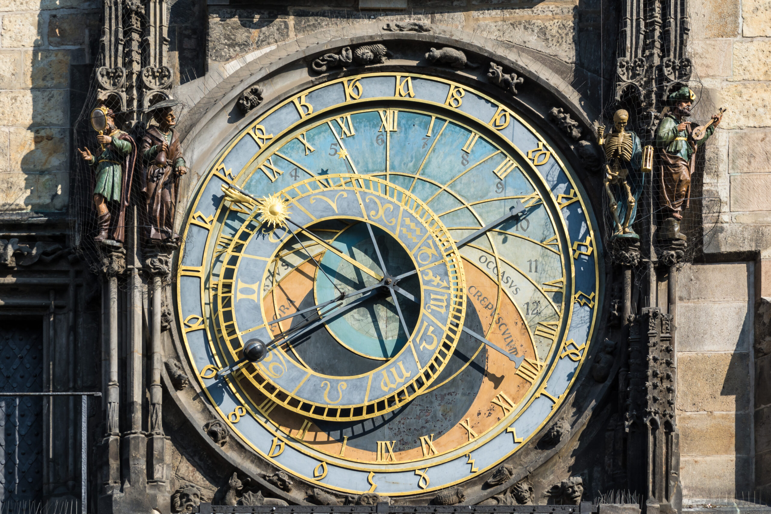 Verzierte Zifferblätter einer alten Turmuhr mit Zeigern für Sonne und Mond