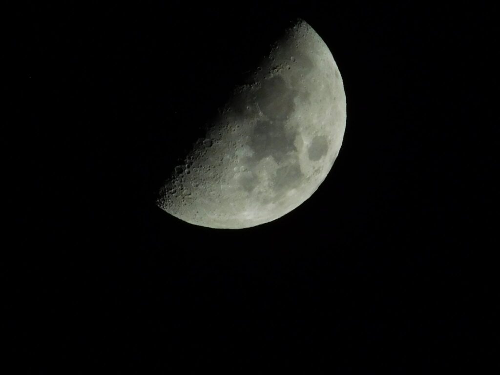 Schmale Mondsichel am dunklen Himmel, der &uuml;brige Teil der Scheibe schwach erkennbar