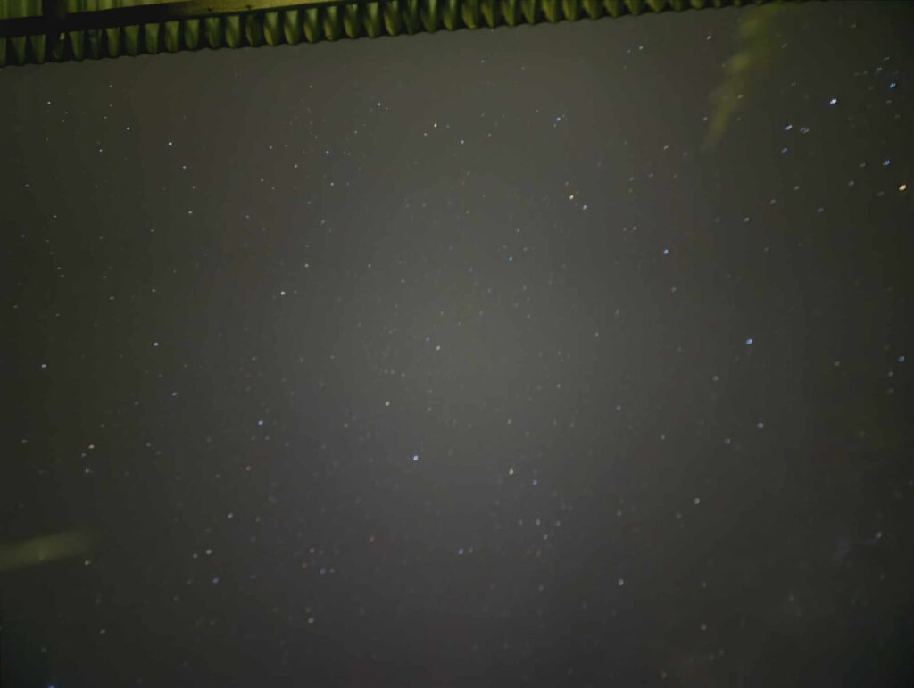 N&auml;chtlicher Sternenhimmel mit hellem Mond und zahlreichen sichtbaren Sternen